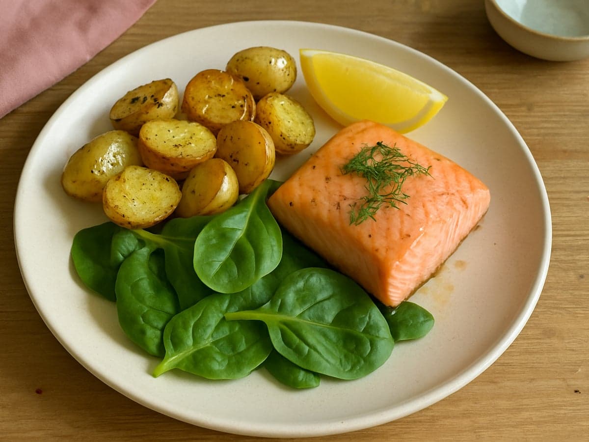 Ovenaardappeltjes met zalm, spinazie en dille op een bord