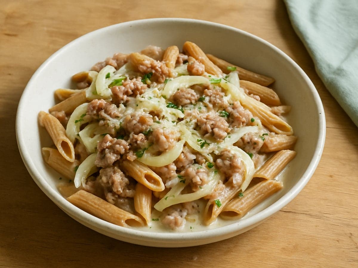 Pasta met venkel, worst en room in een schaal